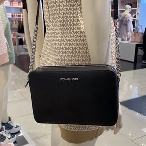 Michael Kors Jet Set Item
NWT Large East West Zip
Crossbody Leather Black